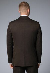 Veste de costume marron vue de dos. Présente une fente unique et des boutons aux poignets. Tissu lisse et texturé avec un design formel.