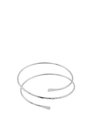 Bracciale rigido sottile aperto in argento con due fasce circolari sovrapposte e estremità appiattite su sfondo bianco.