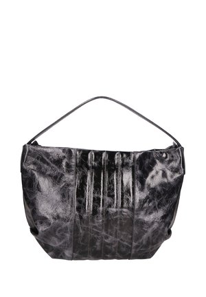 Zwarte, glanzende leren tas met een gebogen handvat, voorzien van verticale plooien en een glad, reflecterend oppervlak. Ritsluiting niet zichtbaar.