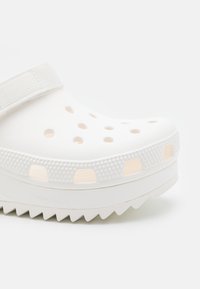 Crocs CLASSIC HIKER UNISEX - Sandaalit nilkkaremmillä - white