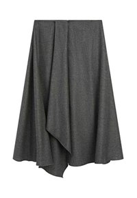 Gonna grigia asimmetrica, realizzata in tessuto morbido, caratterizzata da un design drappeggiato con una texture liscia e una chiusura a cucitura in vita.