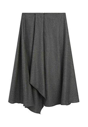 Asymetrická šedá sukně z měkké tkaniny, s efektním zdobením a hladkým povrchem, uzavíraná švem v pase.