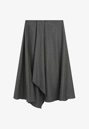 Asymetrická šedá sukně z měkké tkaniny, s efektním zdobením a hladkým povrchem, uzavíraná švem v pase.