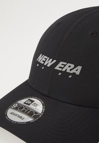 Fekete baseball sapka ívelt csúccsal, állítható pánttal és a hivatalos "NEW ERA" logóval az elején. 9FORTY címke az oldalon.