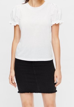 Wit katoenen T-shirt met korte pofmouwtjes en een geruchelde rand, gecombineerd met een zwarte denim minirok met een rafelige zoom.