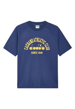 T-shirt in cotone blu navy con maniche corte e scollo rotondo, caratterizzata da testo giallo: "CFAERANO ATHLETIC CLUB diadora DAL 1948."