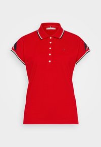 Röd kortärmad polotröja med vita knappar, randig krage och ärmslut, samt en liten logotyp på bröstet.
