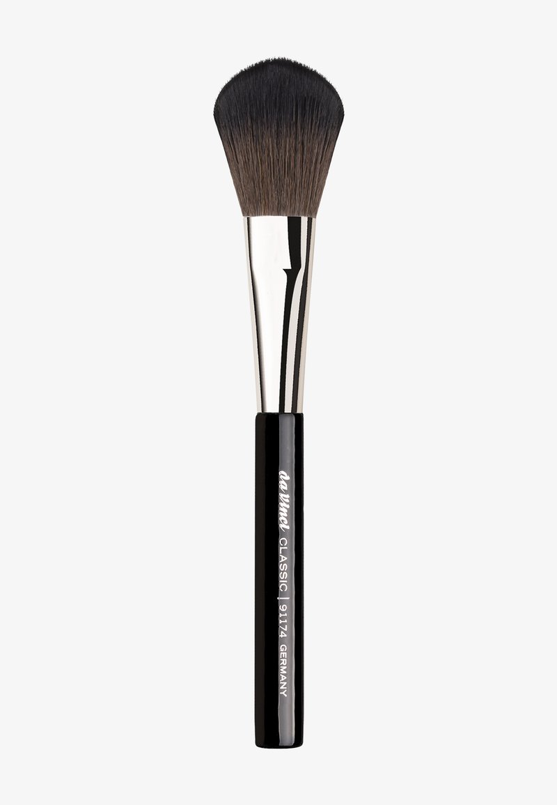 Schwarzer Makeup-Pinsel mit einem dichten, runden Kopf und weichen Borsten. Die Ferrule ist glänzend silber, und der Griff ist elegant und glänzend schwarz.