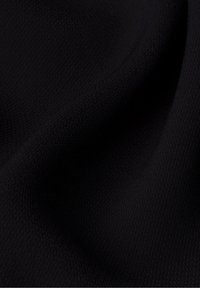 Svart texturerad tyg med en slät yta, som har ett fint vävmönster. Materialet verkar mjukt och formbart.