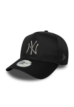 Schwarze Baseballkappe aus strukturiertem Stoff mit erhöhtem grauem New York Yankees-Logo und verstellbarem Riemen.