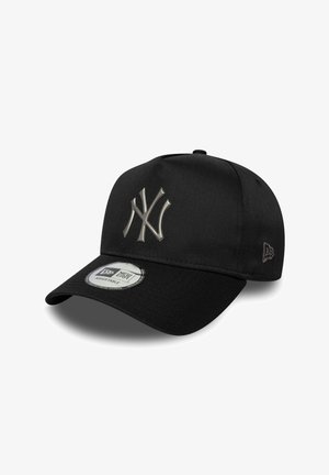 Zwarte honkbalpet van gestructureerde stof, met een verhoogd grijs New York Yankees-logo en een verstelbare band.