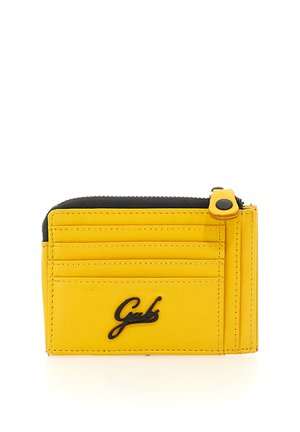 Portacarte in pelle gialla con quattro slot per carte, una tasca con cerniera nera e un logo nero "Gabs" sulla parte anteriore.
