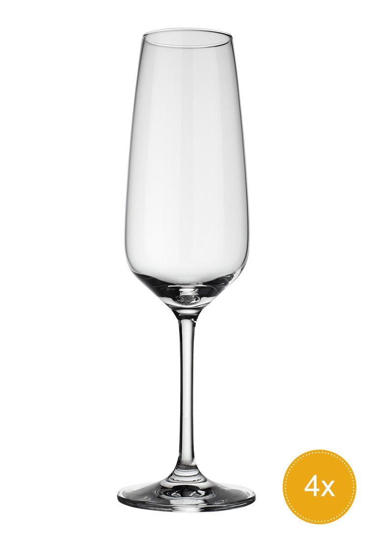 Klare Glaskelche für Sekt mit einer hohen, schlanken Schale und langem Stiel, die eine glatte Oberfläche und einen abgerundeten Boden aufweisen. Set aus vier Stück.
