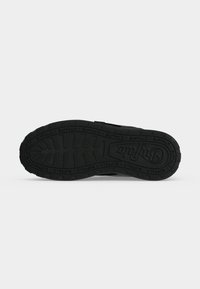 Semelle de chaussure noire avec un motif de semelle profond, étiquetée "Buffalo" à plusieurs reprises autour du bord et logo "Buffalo" embossé près du talon.