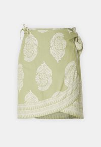 Gonna avvolgente verde in tessuto leggero con motivi paisley bianchi e un bordo decorativo bianco. Include una chiusura con cravatta in vita.