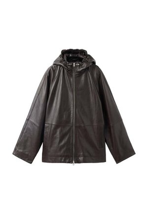 Chaqueta de cuero marrón con capucha, que presenta un cierre frontal, bolsillos laterales y un corte holgado. Textura suave con detalles de costura mínimos.