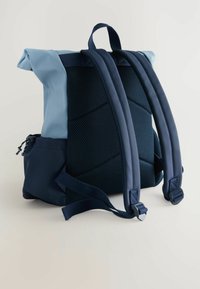 Blå och marinblå rullockryggsäck med meshremmar, slät yta, justerbara remmar och en sidoficka för extra förvaring.