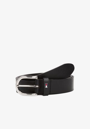 Zwarte lederen riem met zilverkleurige rechthoekige gesp en een klein rechthoekig logo met rode, witte en blauwe strepen op de riemlus.