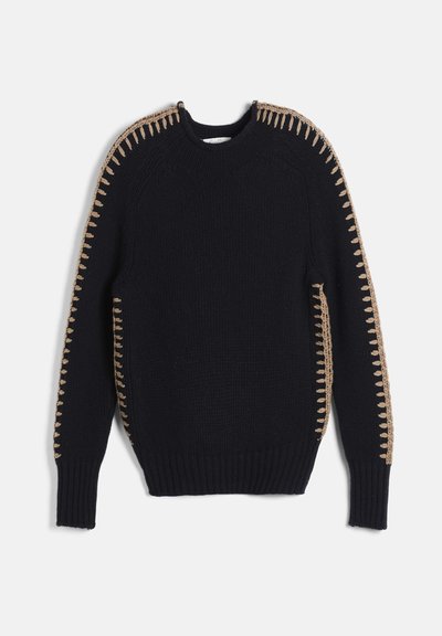 Pull en maille noire à manches longues avec des détails beige en point de surjet sur les épaules et les bords des manches, poignets et ourlet côtelés.