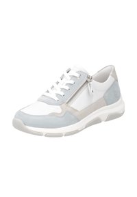 Baskets blanches et gris clair en matériaux suède et cuir, avec une accentuation de zip, des lacets et une semelle rembourrée.