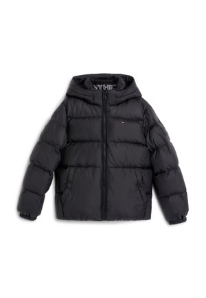 Must värvitud puffer-jakk kapuutsi ja esiklõksuga, millel on elastsed mansetid. Materjal on läikiv, tüübeldisainiga ja logoga aktsent.