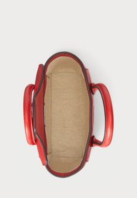 Borsa a mano in pelle rossa con esterno liscio, manici arrotondati e interno beige con texture a zigzag.