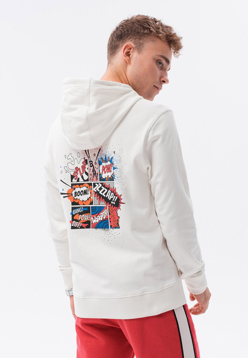 Sudadera blanca con una impresión gráfica de estilo cómic en la parte posterior, que presenta colores brillantes y elementos de texto como "¡BANG!" y "¡POW!".