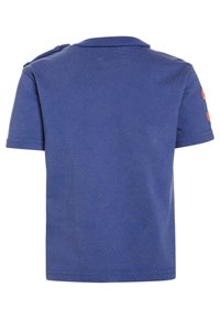 Blaues kurzärmliges Shirt für Kleinkinder mit kleinem Kragen und orangefarbenen Applikationen auf dem linken Ärmel, von hinten gezeigt.