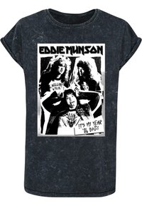 Grafická T-shirt s jemnou, tmavošedou tkaninou. Centrálny čierno-biely potlač troch postáv s dlhými vlasmi, text znie "EDDIE MUNSON" a "TOHOTO ROKU JE TO MOJ ROK '86 DIEŤA."