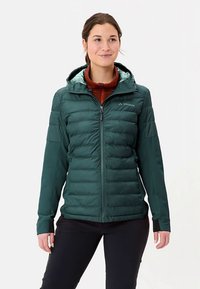 Grüne gesteppte Jacke mit durchgehendem Reißverschluss, Kapuze und kontrastierendem Innenfutter. Verfügt über elastische Bündchen und ein Logo auf der linken Brust.