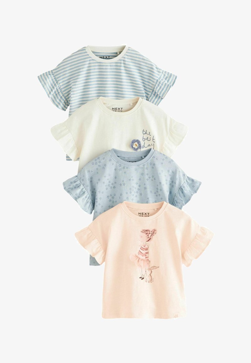 Quatre t-shirts à manches courtes pour tout-petits dans des couleurs pastel avec des manches volantées, présentant des rayures, des motifs floraux et des motifs imprimés.