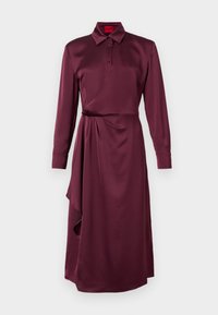 Bordowa sukienka z długim rękawem, uszyta z gładkiego materiału, z kołnierzykiem, zapięciem na guziki i marszczeniami w talii.