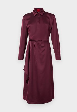 Bordo haljina dugih rukava od glatkog materijala s ovratnikom, zatvaranjem na dugmad i naborima u struku.