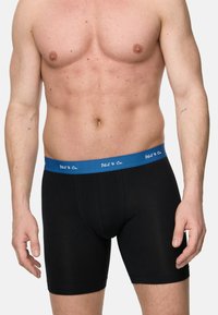 Svarta boxertrosor med en blå midjeband som har vit logotyp. Tyget ser ut att vara åtsittande och smidigt, vilket betonar en tight design.