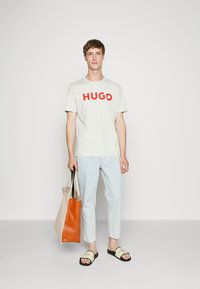 HUGO DULIVIO - Trükipildiga T-särk - light/pastel green