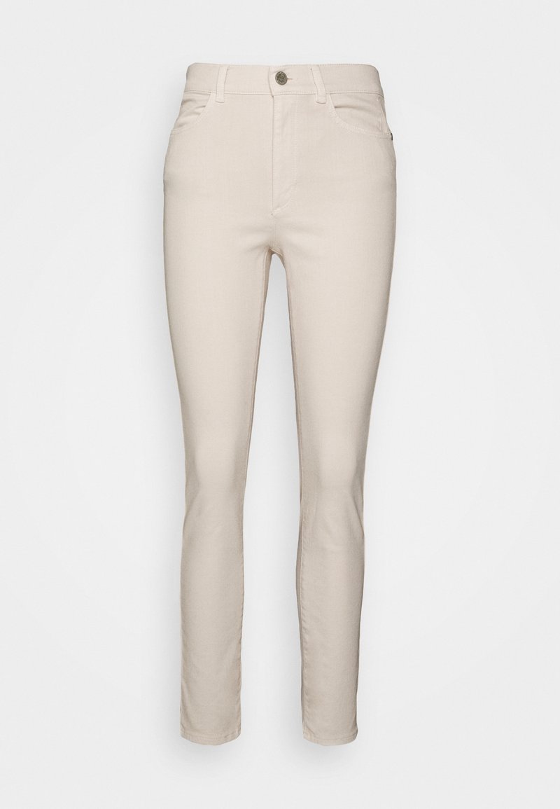 Pantalones beige ajustados con cierre de botón frontal, cremallera y diseño de cinco bolsillos sobre un fondo blanco.