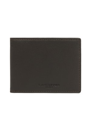 Portafoglio bifold in pelle marrone scuro con cuciture visibili e "Lancaster Paris" impresso al centro nella parte anteriore.
