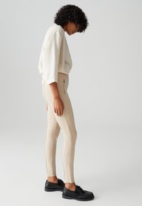 OPUS MID RISE SLIM FIT - Leggings - Hosen - macadamia
