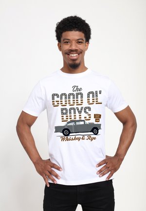 Camiseta de algodón blanca con diseño gráfico que incluye el texto "The Good Ol' Boys" y una ilustración de un coche vintage gris.