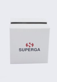 Scatola quadrata bianca con superficie texturizzata, dotata del logo "SUPERGA" nero e rosso sul davanti. La scatola ha un coperchio con un'apertura per l'accesso.