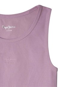 Lilac bezramenný top s žebrovanou texturou, obsahující kulatý výstřih a embosované logo na přední straně. Jednoduchý, obepnutý design.