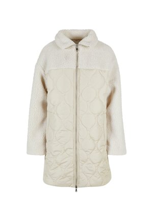 Chaqueta acolchada beige con una parte superior de suave y texturada piel, que presenta un cuello alto y un cierre de cremallera en la parte frontal.