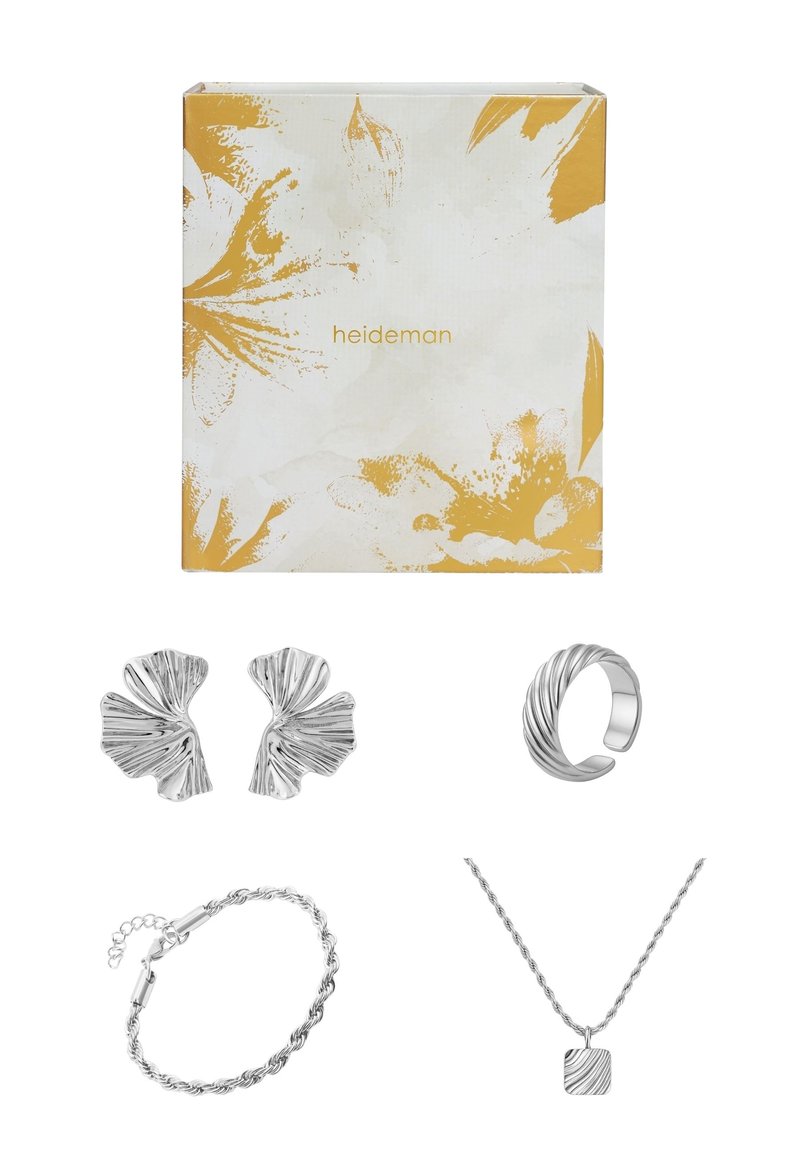Zilveren sieradenset met bloemvormige oorbellen, een gedraaide ring, een gevlochten armband en een gestructureerde vierkante hangerketting, allemaal in een sierlijke doos.