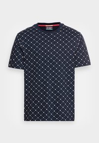 Camiseta de algodón en color navy con un patrón de estrellas en blanco. Mangas cortas, cuello redondo y un sutil acento rojo en el cuello. Textura suave.