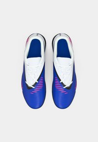 Μπλε αθλητικά παπούτσια με υφασμάτινο σχέδιο, λευκά κορδόνια, μαύρες λεπτομέρειες και ροζ λεπτομέρειες στα πλάγια. Στρογγυλή μύτη και ευέλικτη σόλα.