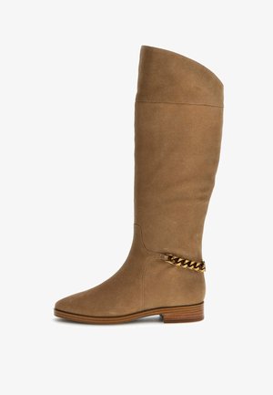 Brun mockaskinn knähöga stövel med rund tå, träkappa och guldkedjeaccent runt ankeln för extra detalj.