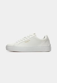 Hvit sneaker med teksturert overdel, med gummisåle, rund tå og flate skolisser. Gulllogo detalj på yttersiden.