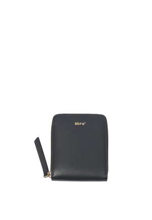 Schwarzes Lederportemonnaie mit glatter Textur. Verfügt über ein goldfarbenes Logo, einen Reißverschluss und ein kleines angehängtes Etikett. Quadratische Form mit abgerundeten Ecken.