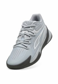 Baskets de sport gris clair avec une tige texturée, des lacets plats et une semelle en caoutchouc noire. Caractéristiques d'un design élégant et d'accents latéraux distincts.