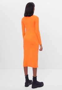 Bershka Fodralklänning - orange